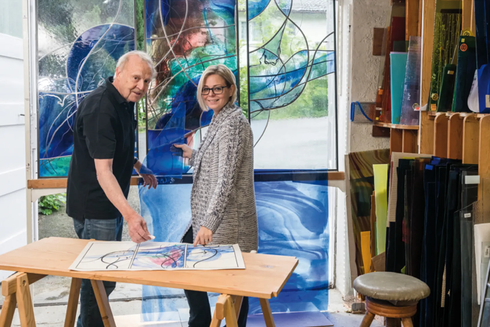 Fritz J. Dold und Aline Dold vor farbigen Glasfenstern im Atelier